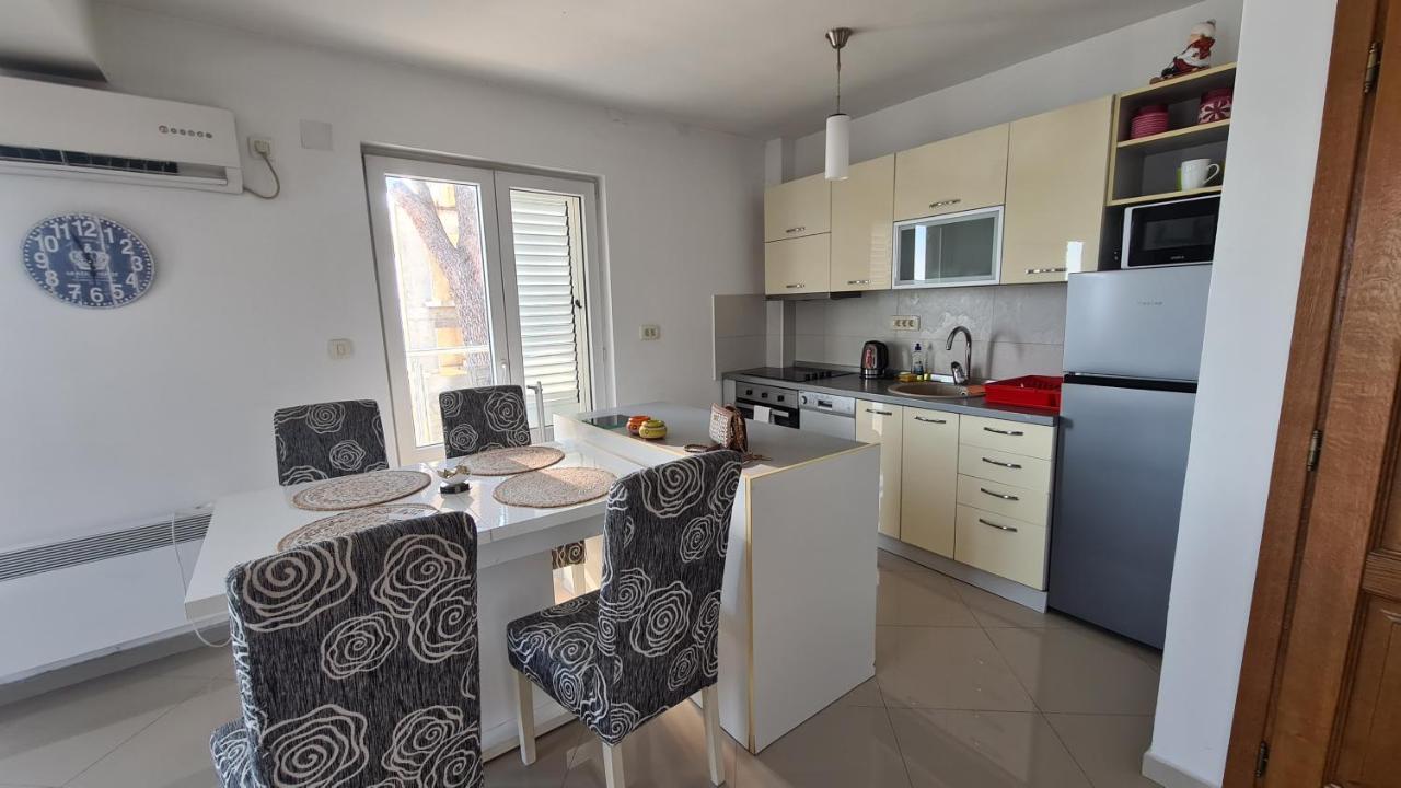 Chic Apartment In The City Center By The Sea Тиват Екстериор снимка