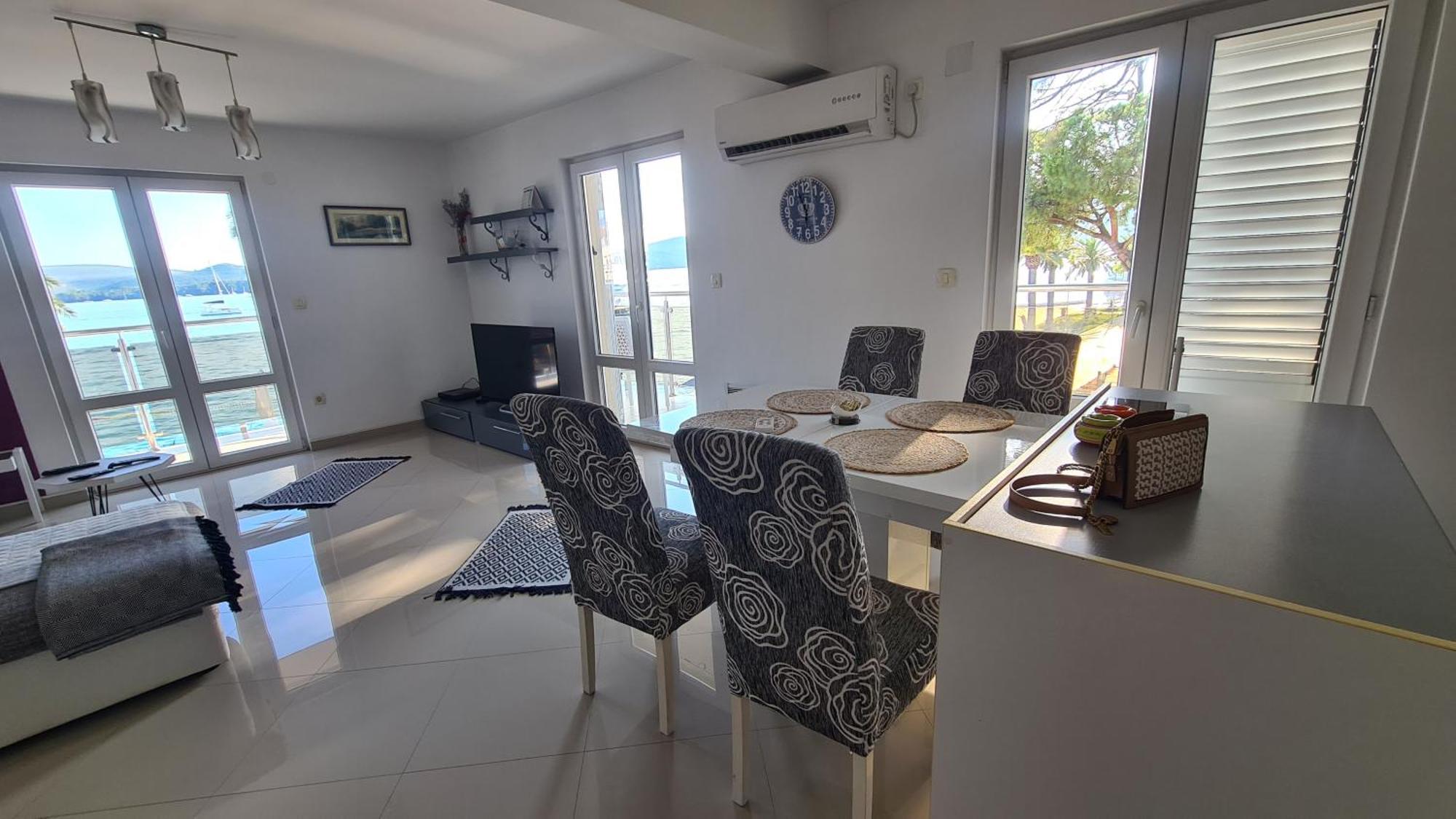 Chic Apartment In The City Center By The Sea Тиват Екстериор снимка